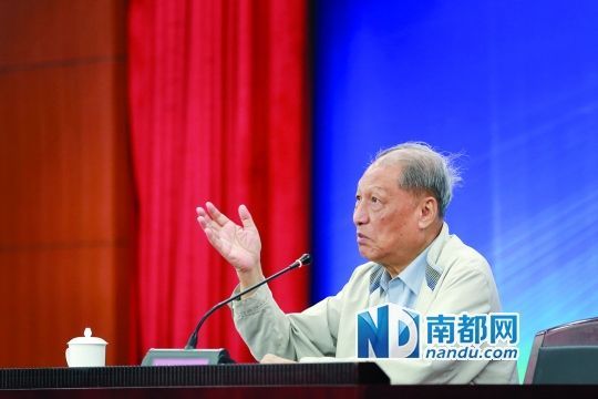 昨日廣東職工大講堂上，成思危主講經(jīng)濟(jì)發(fā)展如何惠及民生。 南都記者 林宏賢 攝