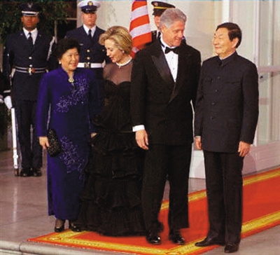 1999年，時(shí)任國(guó)務(wù)院總理朱镕基訪美，夫人勞安隨行。克林頓夫婦在白宮舉行晚宴。