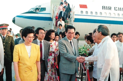 1990年12月，時(shí)任國(guó)務(wù)院總理李鵬和夫人朱琳及其一行對(duì)菲律賓進(jìn)行了正式友好訪問。