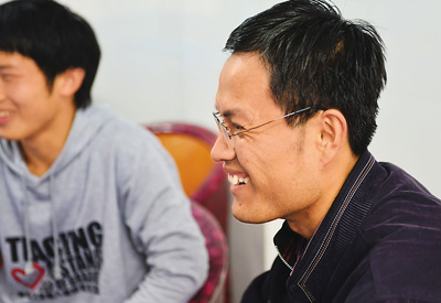 湖北團省委學校部部長徐本禹（右）和母校華中農業大學“本禹志愿服務隊”隊員在一起。