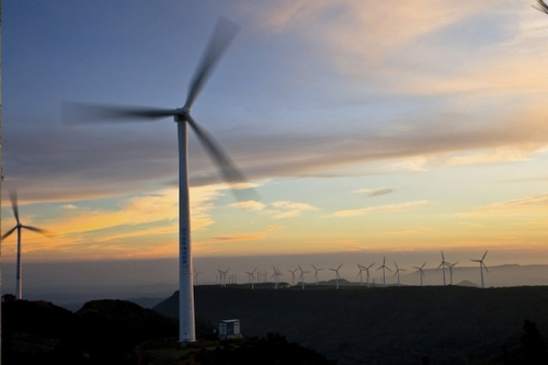 這是5月6日拍攝的山東煙臺棲霞唐山風電場。