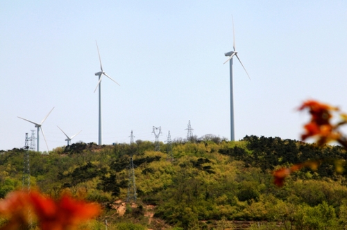 這是5月6日拍攝的山東威海中廣核風電場。