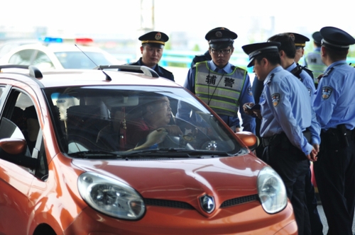 5月8日，民警在浦東機場閘道口隨機對車輛進行檢查。