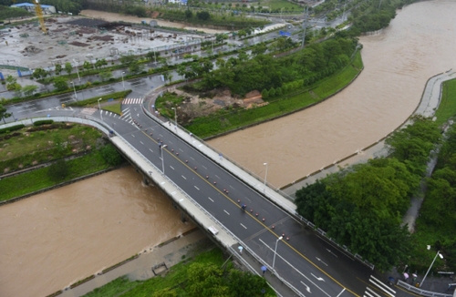 5月11日，深圳龍華文化廣場旁的河道水位暴漲。