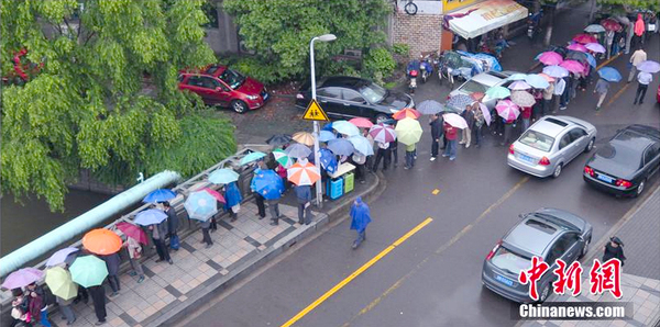 寧波地鐵開通在即-民眾冒雨排隊領試乘券5