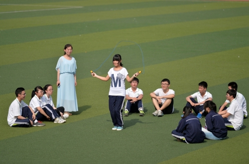 5月20日，河北邢臺一中高三畢業班的學生在操場上做運動。