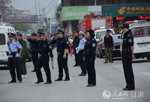 　大批警察在車站門口疏導(dǎo)過(guò)旅客