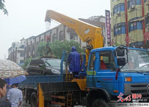 　2014年5月25日，湖南省邵東縣縣城因暴雨發生內澇，車輛積水被淹后救援。