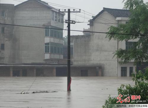 2014年5月25日，湖南省邵東縣大禾塘街道辦事處里安村群眾房屋在洪水中被淹。