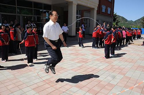 2014年5月28日上午，溫家寶在六道河中學參加課間操活動時與學生們跳繩。