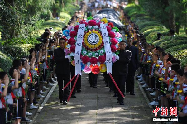 6月12日，2014“中國遠(yuǎn)征軍抗日陣亡將士”公祭活動在云南騰沖舉行，從緬甸尋取的中國遠(yuǎn)征軍抗日陣亡將士部分遺骸，歸葬在騰沖國殤墓園中國遠(yuǎn)征軍抗日陣亡將士墓。中新社發(fā) 劉冉陽 攝