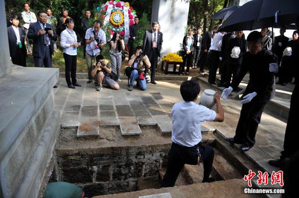 6月12日，2014“中國遠征軍抗日陣亡將士”公祭活動在云南騰沖舉行，從緬甸尋取的中國遠征軍抗日陣亡將士部分遺骸，歸葬在騰沖國殤墓園中國遠征軍抗日陣亡將士墓。中新社發 劉冉陽 攝1