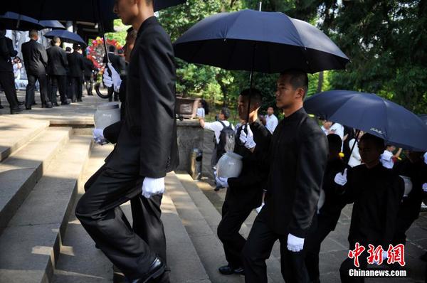 6月12日，2014“中國遠征軍抗日陣亡將士”公祭活動在云南騰沖舉行，從緬甸尋取的中國遠征軍抗日陣亡將士部分遺骸，歸葬在騰沖國殤墓園中國遠征軍抗日陣亡將士墓。中新社發 劉冉陽 攝3