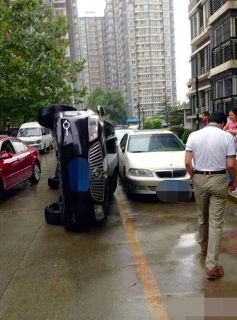 車輛因堵住小區道路被居民開車撞翻-4