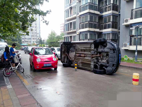 車輛因堵住小區(qū)道路被居民開車撞翻-2