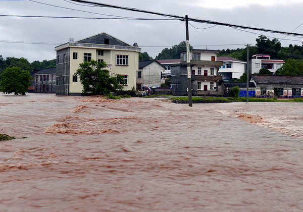 暴雨襲擊湖南鳳凰等地-4人失蹤37萬余人受災5