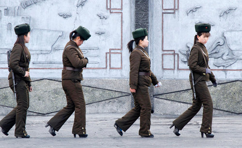 2013年4月11日，在鴨綠江對岸的朝鮮新義州，一隊女兵在江邊巡邏，值得注意的是，女兵竟然穿著高跟鞋，高度目測大概有10厘米左右。