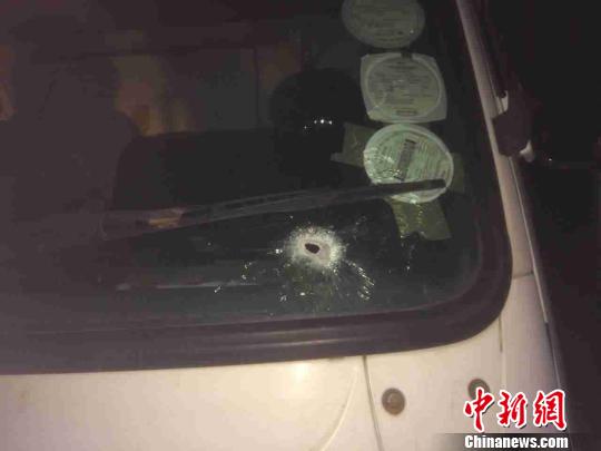 兩中國人駕駛的貨車被匪徒用AK47掃射后留下的彈孔?！∧戏侨A人警民合作中心 供圖　攝