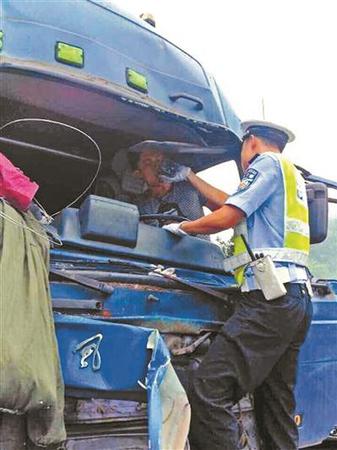 　交警劉林爬上車頭給被困司機喂水