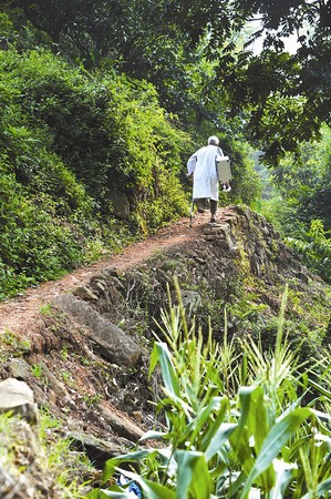 龍泉山“最美村醫” 獨腿行走崎嶇山路三十載1