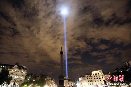 當地時間8月4日，倫敦特拉法加廣場的夜空一道光柱劃破天際，這是為了紀念第一次世界大戰百年的一個特殊的活動。作為紀念活動的一部分，英國各地在8月4日當晚關燈一小時來悼念在一戰中死去的同胞，燈光點亮倫敦夜空的活動將持續七天。