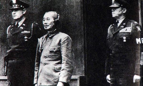 東條英機等7人的絞刑在1948年12月22日執(zhí)行，他們的尸體在火焚成灰以后，用軍艦撒到海里，任其隨風飄去，使其無蹤跡可尋。圖為接受審判時的東條英機。