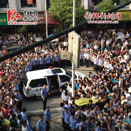 　　新化數千群眾圍觀民警維持秩序