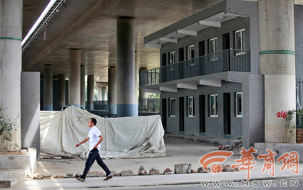 位于朱雀路和南三環十字向西100米的繞城高速橋下建起了二層小樓 華商報記者 張杰 攝1