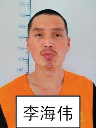 逃跑時上穿淺藍色短袖警襯(無警銜和其他標志)，下穿深色長褲，淺色鞋。