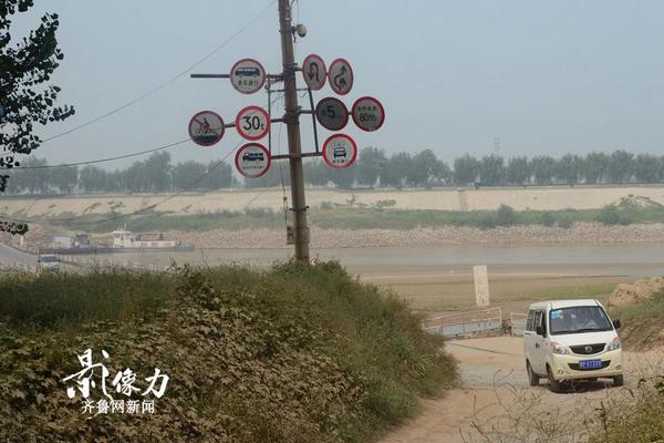 圖為浮橋南側的指示牌，一輛面包車剛剛從橋上下來。（圖文李瑞平）