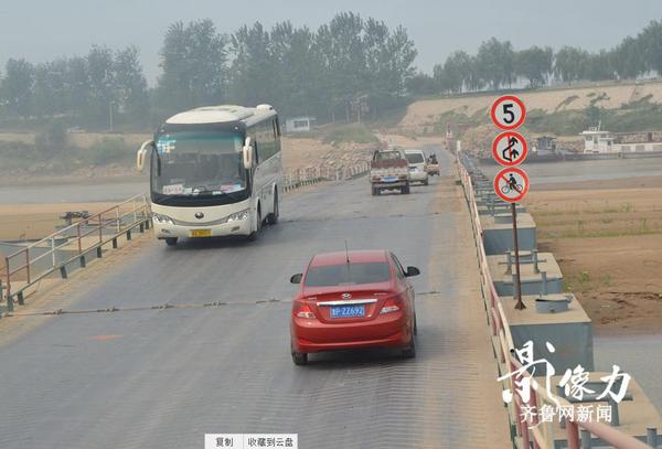 圖為濟南北店子黃河浮橋，車輛正在有序通行。（圖文李瑞平）