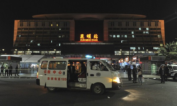 2014年3月1日晚，在昆明火車站，路上停著120救護車。