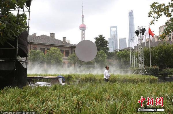 2014年9月14日，地處上海外灘源的圓明園路被布置成了一片“水稻田”，長2、3百米、寬7、8米“水稻田”基本覆蓋了整條馬路。據悉，這些即將成熟的水稻是從市郊金山區運抵過來，將作為一個商業活動應景的道具。