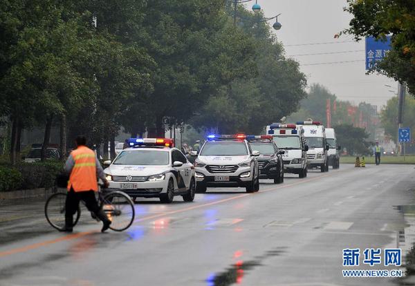 9月24日，押有被告人劉鐵男的車隊在廊坊經濟技術開發區人民法院前的匯源道行駛。