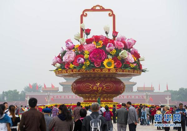 9月25日，游客在天安門(mén)廣場(chǎng)欣賞 “祝福祖國(guó)”花壇。當(dāng)日早晨6時(shí)起，天安門(mén)廣場(chǎng)國(guó)慶花籃及花壇完整亮相。 新華社記者 羅曉光 攝2