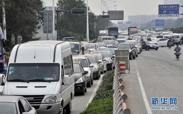 10月1日，車輛擁堵在天津外環線的路口上。當日是國慶長假第一天，人們紛紛探親訪友或出游，全國多地出現出行高峰。 新華社記者岳月偉攝