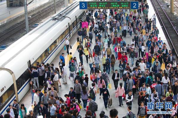 10月1日拍攝的合肥火車站出行的旅客。據合肥火車站介紹，該站預計當天發送旅客16萬人次。當日是國慶長假第一天，人們紛紛探親訪友或出游，全國多地出現出行高峰。 新華社記者 杜宇 攝