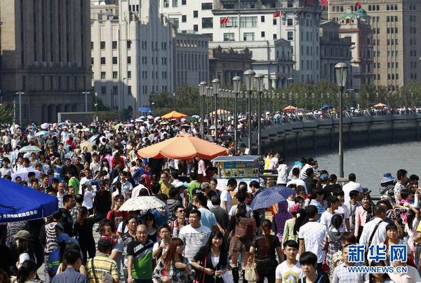 10月1日，游客在上海外灘游覽。當日是國慶長假第一天，全國各地旅游景點游人如織。 新華社記者 丁汀 攝