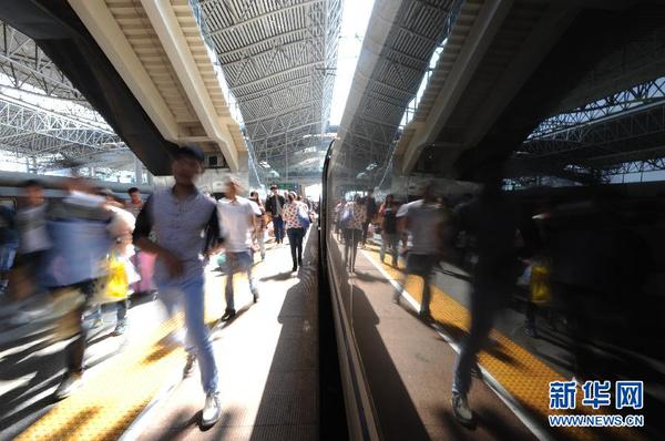 10月1日，旅客在安徽合肥火車站乘車。