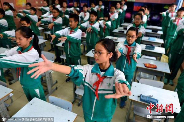 10月9日，北京持續霧霾，崇文小學的學生們在室內鍛煉。學生在室內跳“小蘋果”。 圖片來源：CFP視覺中國