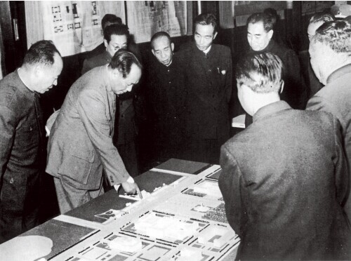 　1958年毛澤東等審查北京天安門廣場建設規劃模型。左起彭真、毛澤東、李富春、萬里、周恩來