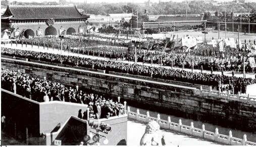 　1951年國慶節，首都學生隊伍經過天安門廣場，圖中左側為天安左門