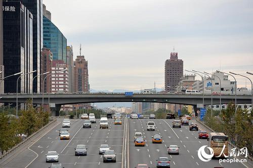 10月12日，在北京CBD，能一眼看到西山，北京大部分地區(qū)能見度都在20公里左右。