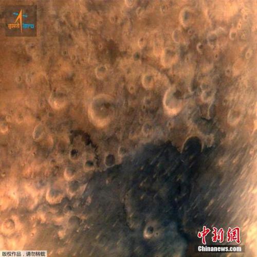 資料圖：當地時間9月25日，印度“曼加里安”號(Mangalyaan)火星探測器在7300千米高度傳回首張火星照片。印度首個火星探測器“曼加里安”號24日成功進入火星軌道。