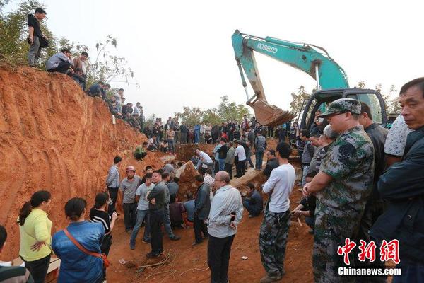 圖為人們在湖南省婁底市萬寶鎮群益村圍觀發現的古墓。