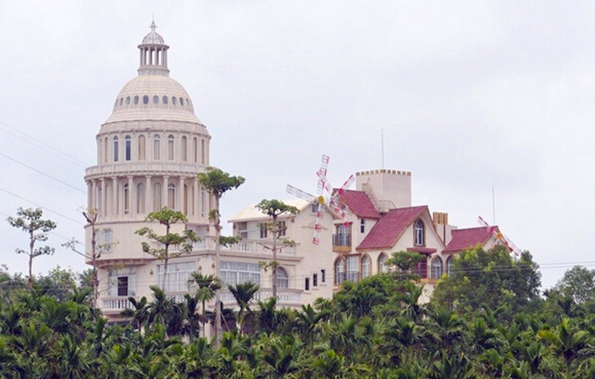 海南農民建歐式別墅-形似美國國會大廈3