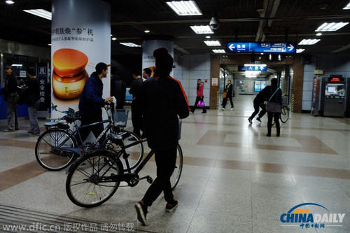 2014年10月29日，北京，老外欲將自行車帶入地鐵被阻攔后，憤憤沖向出站口。