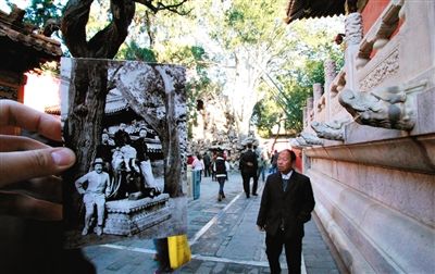 1923年溥儀、溥杰、潤麒和莊士敦在御花園；