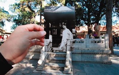 故宮曬穿越圖，通過館藏舊照與現實景物的拼合，再現清宮人物“穿越照”。御花園禊賞亭前的婉容。圖《紫禁城》雜志 任超 攝