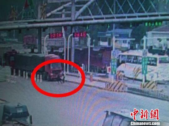 女子下車后，民警被咬瞬間。勾浩攝